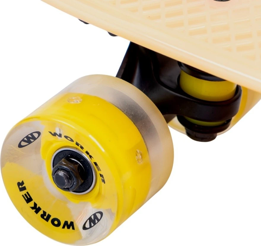 Tamsoje šviečiantis penny boardas su šviečiančiais ratukais WORKER Solosy C1 22″