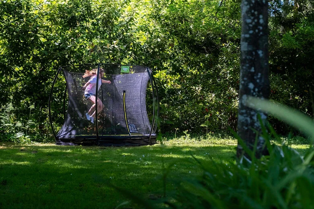 EXIT Silhouette įleidžiamas į žemę batutas ø244 cm su apsauginiu tinklu – juodas