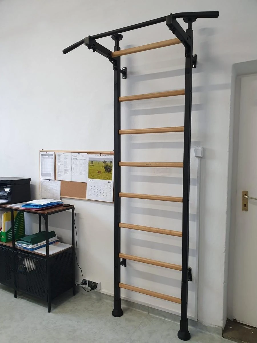 Medinė-metalinė gimnastikos sienelė su metaliniu skersiniu BenchK 511