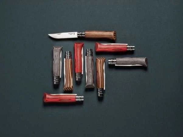 Peilis Opinel Nr.8 Laminated Brown nerūdijančio plieno ašmenimis ir ruda beržo rankena