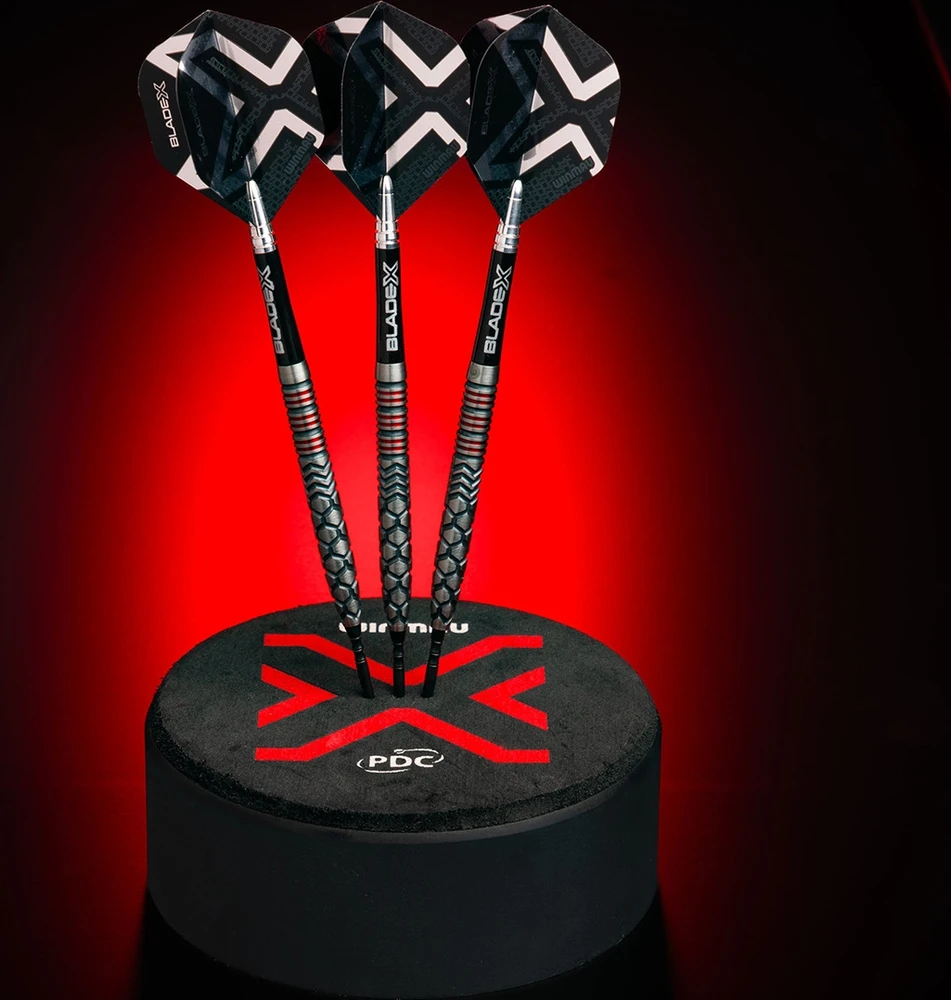 Winmau Blade X Prism Delta plunksnelės, metalinė juoda/sidabrinė
