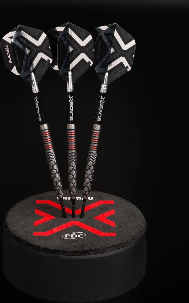 Winmau Blade X Prism Delta plunksnelės, metalinė juoda/sidabrinė