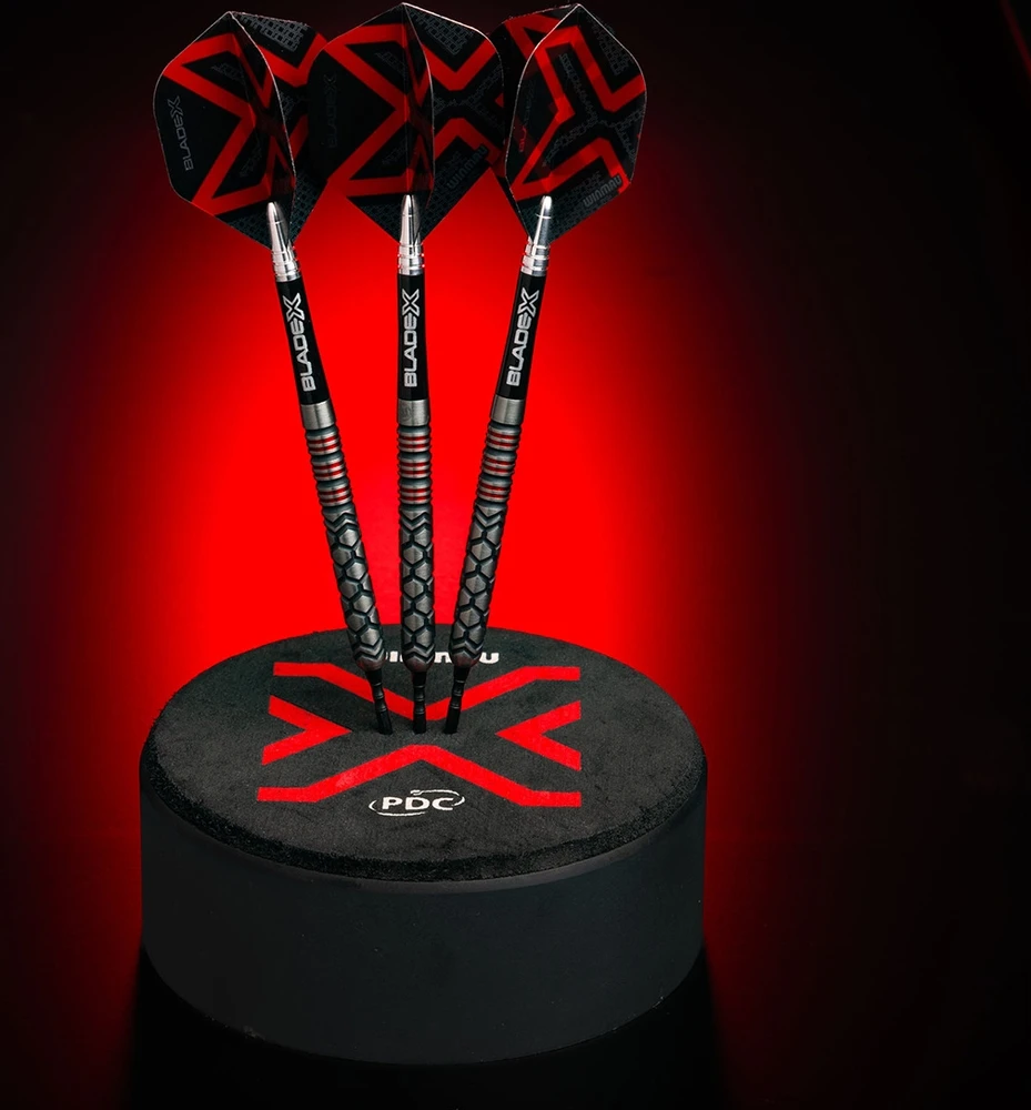 Winmau Blade X Prism Delta plunksnelės, metalinė juoda/raudona