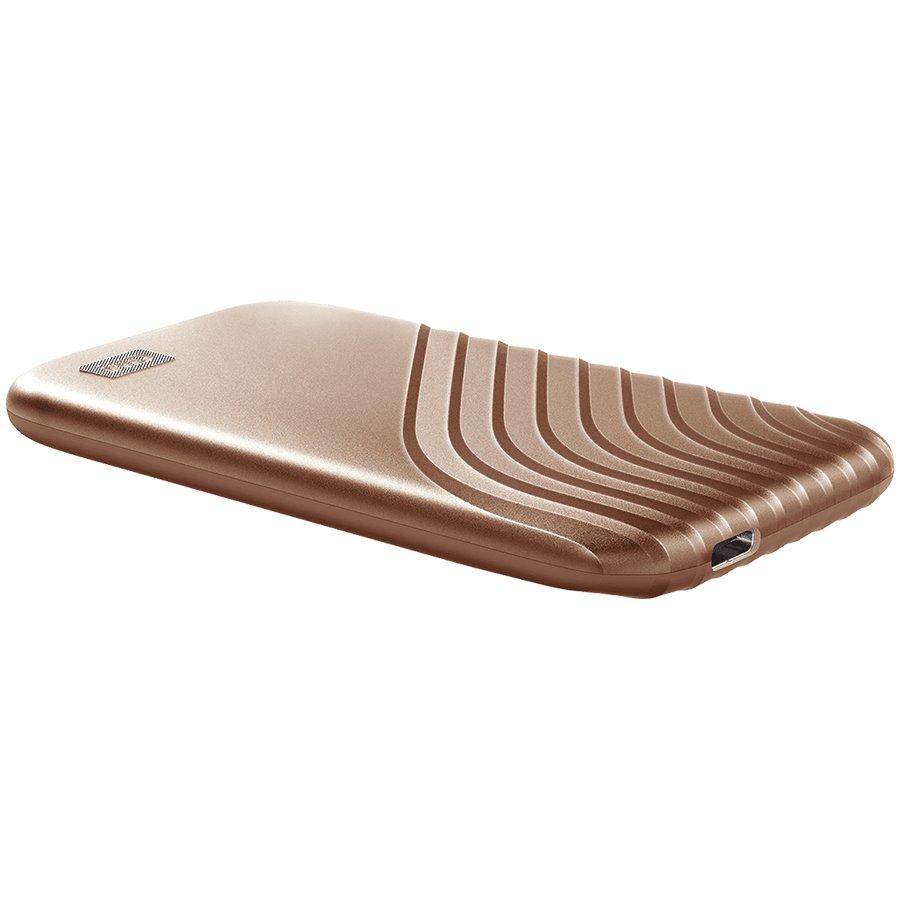 Kietasis diskas Western Digital „Sandisk WD 1TB My Passport SSD“ – nešiojamas SSD diskas, kurio skaitymo ir įrašymo greitis – 1050 MB/s, o įrašymo – 1000 MB/s, USB 3.2 Gen 2 – auksinis, EAN: 619659183981