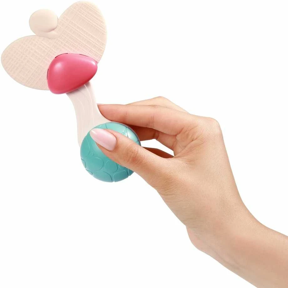 BabyOno barškutis su kramtuku rankoje