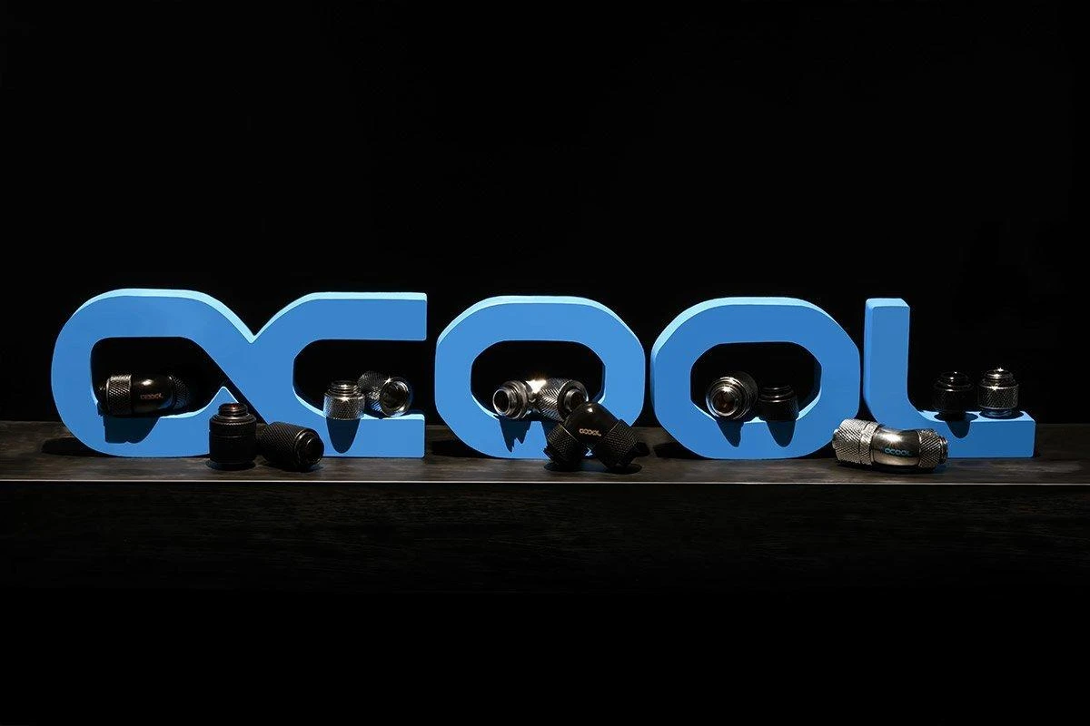 „Alphacool HT“ tiesus jungtis su G1/4 colio vidiniu sriegiu ir 16 mm išorinio skersmens kietu vamzdžiu, blizgus ir rievėtas.