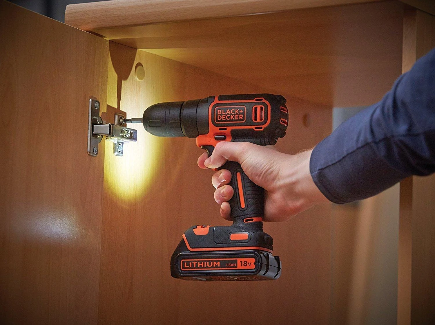 Black & Decker Juodas & Decker Suktuvas-gręžtuvas Juodas & Decker BDCDC18KB-QW; 18 V; 2x1,5 Ah akum.