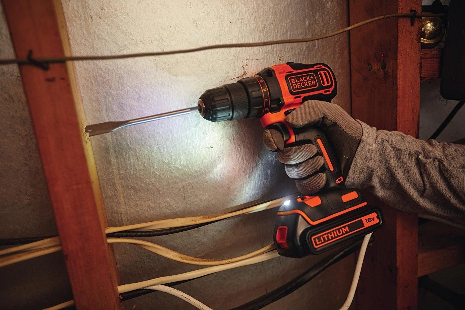 Black & Decker Juodas & Decker Akumuliatorinis suktuvas-gręžtuvas Juodas & Decker BDCDD186K-QW; 18 V; 1x1,5 Ah akum.