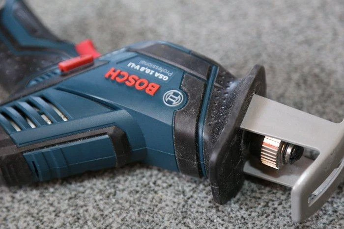 Bosch GSA 12V-14 pjūklo korpusas iš arti