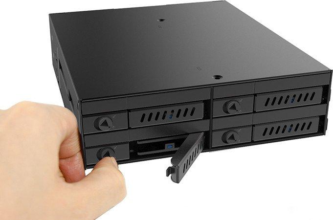 CHIEFTEC 1 x 5,25 colio skyrius, skirtas 4 x 2,5 colio S-ATA HDD karštai keičiamam metalui