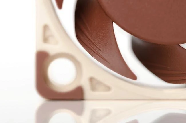 Noctua NF-A4X20 artimas ventiliatoriaus mentės ir kampo vaizdas