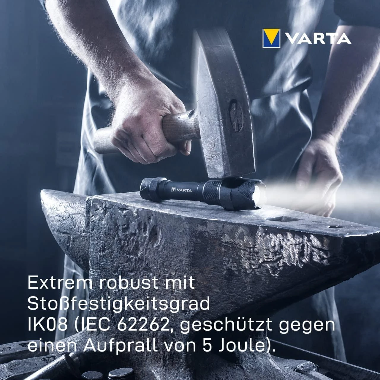 Varta INDESTRUCTIBLE BL20 PRO Rankinis žibintuvėlis Juoda LED