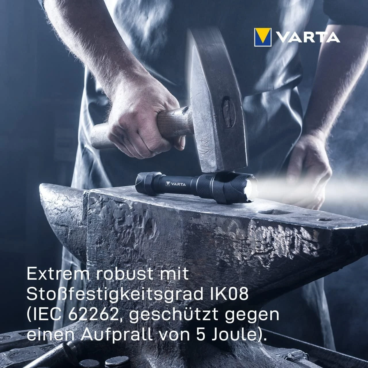 Varta INDESRUCTIBLE F20 PRO Rankinis žibintuvėlis Juoda LED