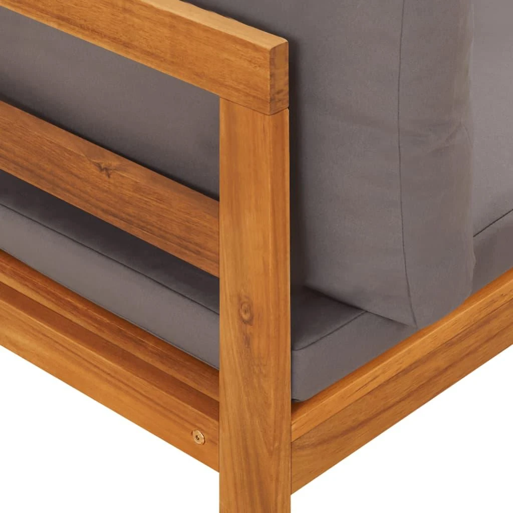 Kampinė sofa su tamsiai pilkomis pagalvėlėmis, akacijos masyvas