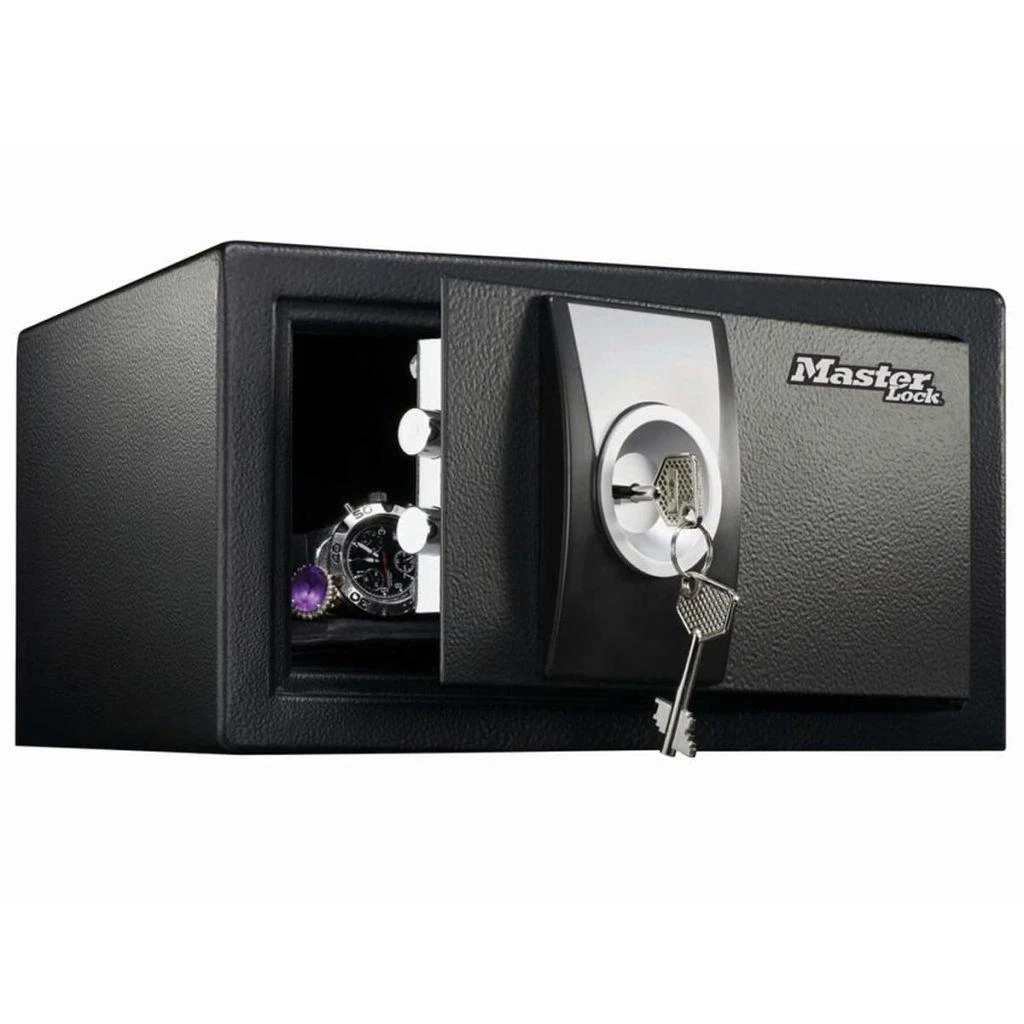 Master Lock seifas su atidarytose duryse įstatytu raktu