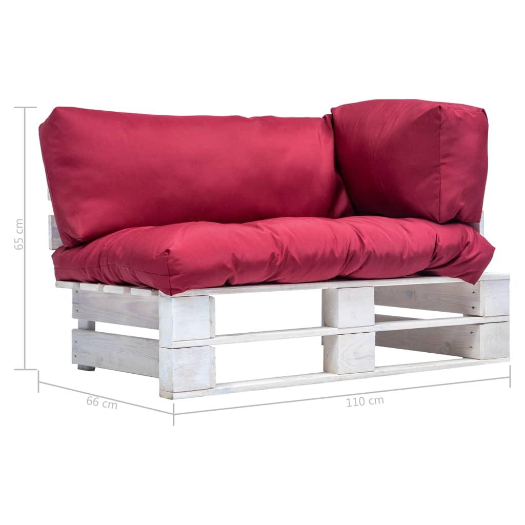 Sodo sofa iš palečių su raudonomis pagalvėlėmis, pušies mediena