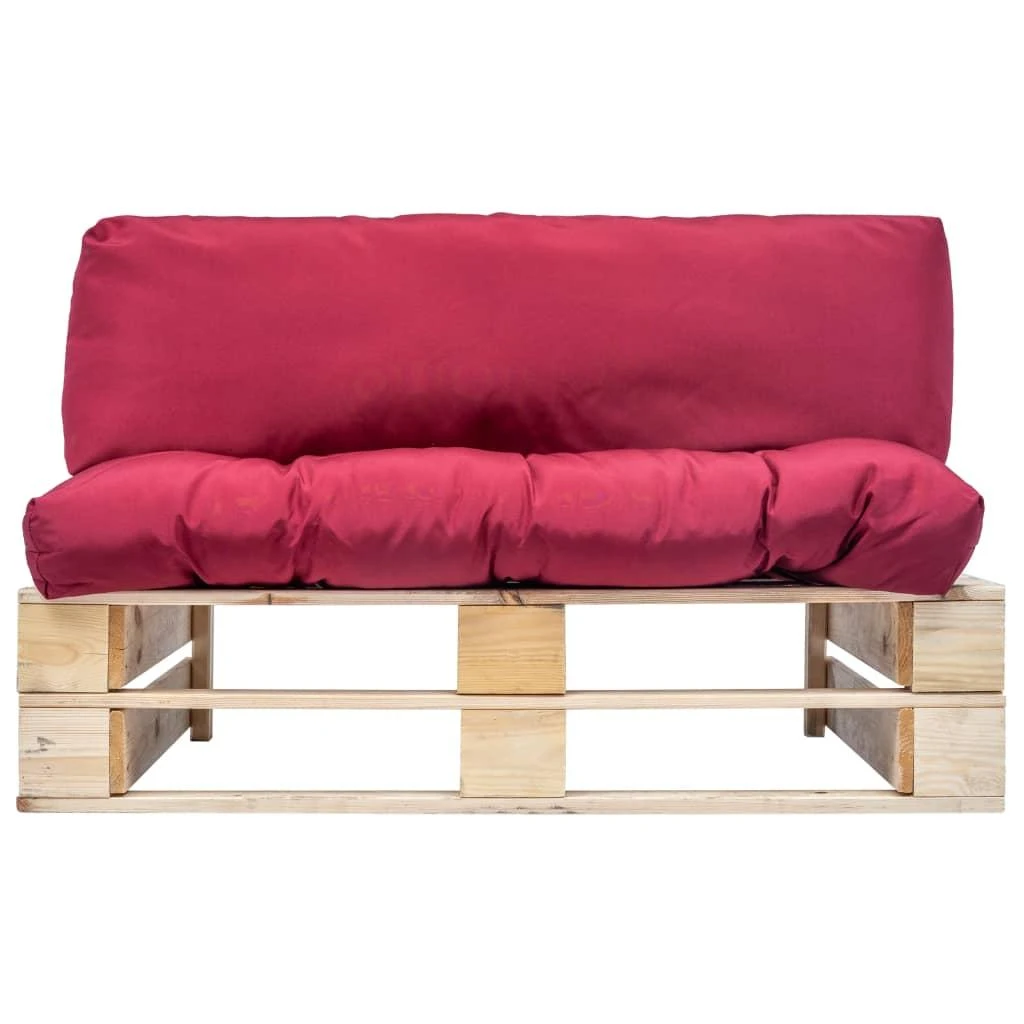 Sodo sofa iš palečių su raudonomis pagalvėlėmis, pušies mediena