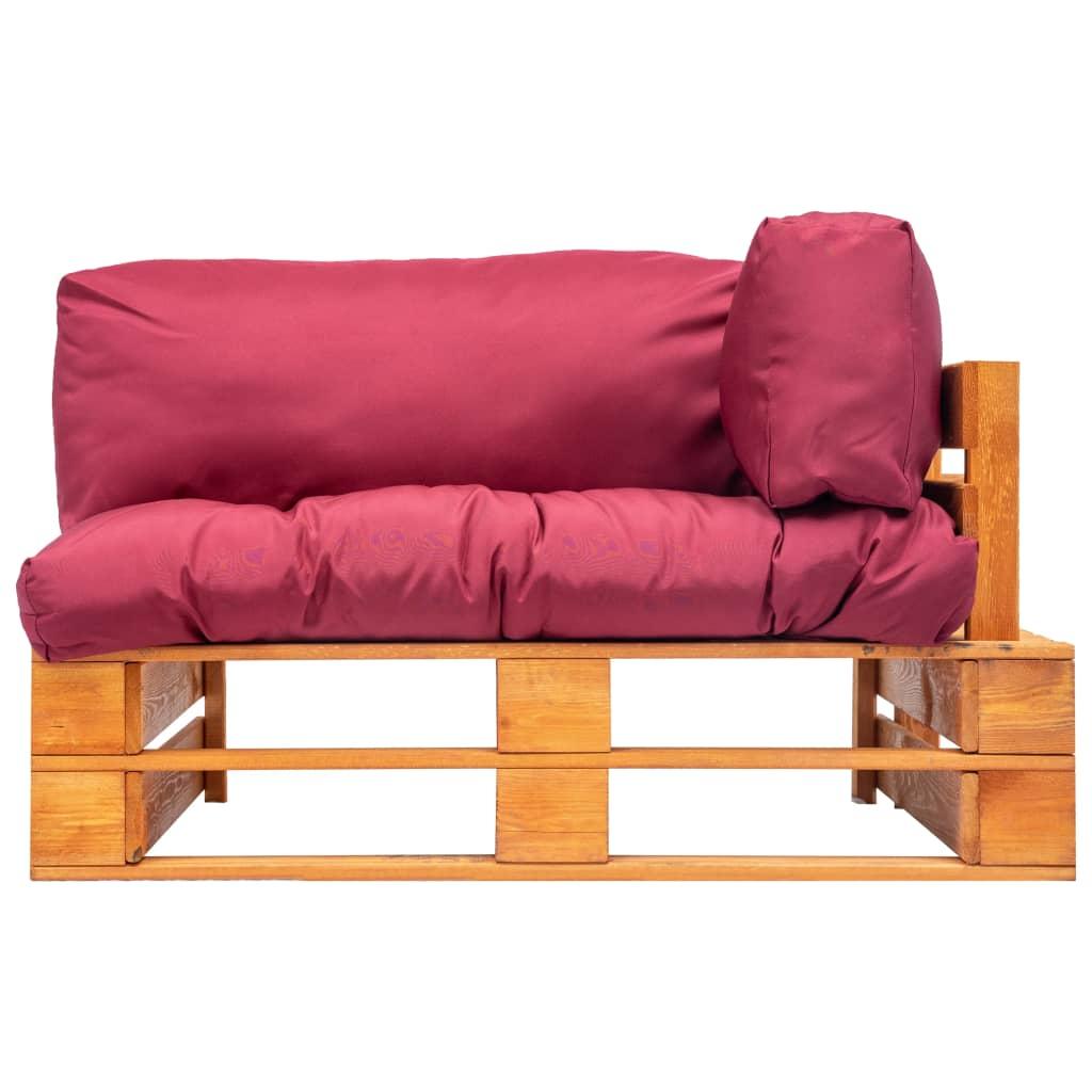 Sodo sofa iš palečių su raudonomis pagalvėlėmis, pušies mediena
