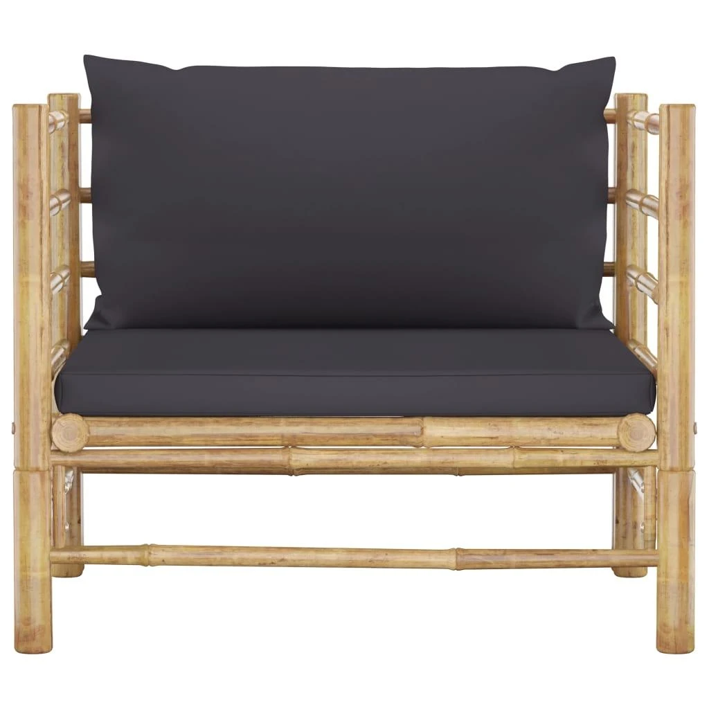 Sodo sofa su tamsiai pilkomis pagalvėlėmis, bambukas