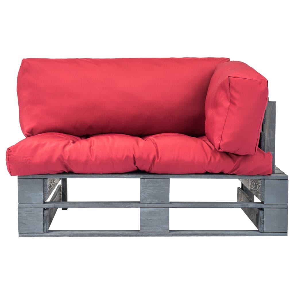 Sodo sofa iš palečių su raudonomis pagalvėlėmis, pušies mediena