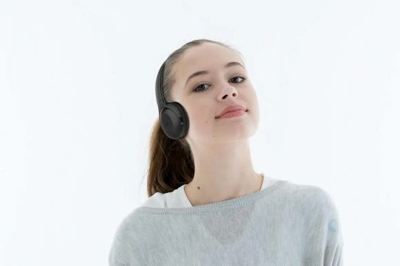 Belaidės ausinės Philips TAUH202BK dėvimos merginos