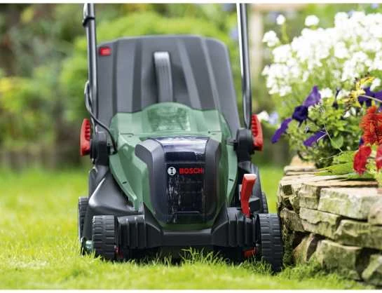 Bosch Akumuliatorinė vejapjovė UniversalRotak 2x18V-37-550 (Be akumuliatoriaus ir kroviklio)