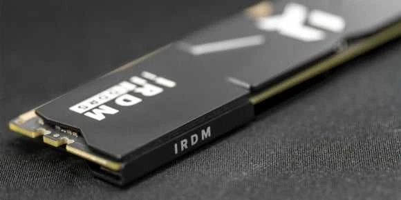 GOODRAM IRDM DDR5 atminties modulis iš arti