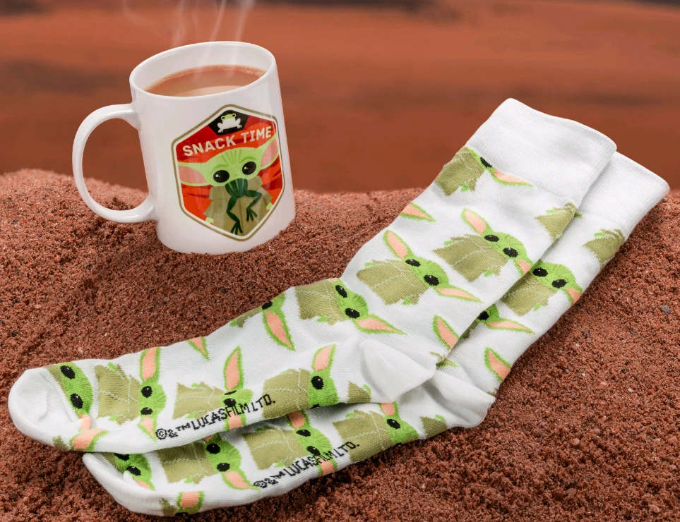 Gertuvė Paladone,Disney Paladone Star Wars The Mandalorian Yoda Child puodelis ir kojinės dovanų rinkinys