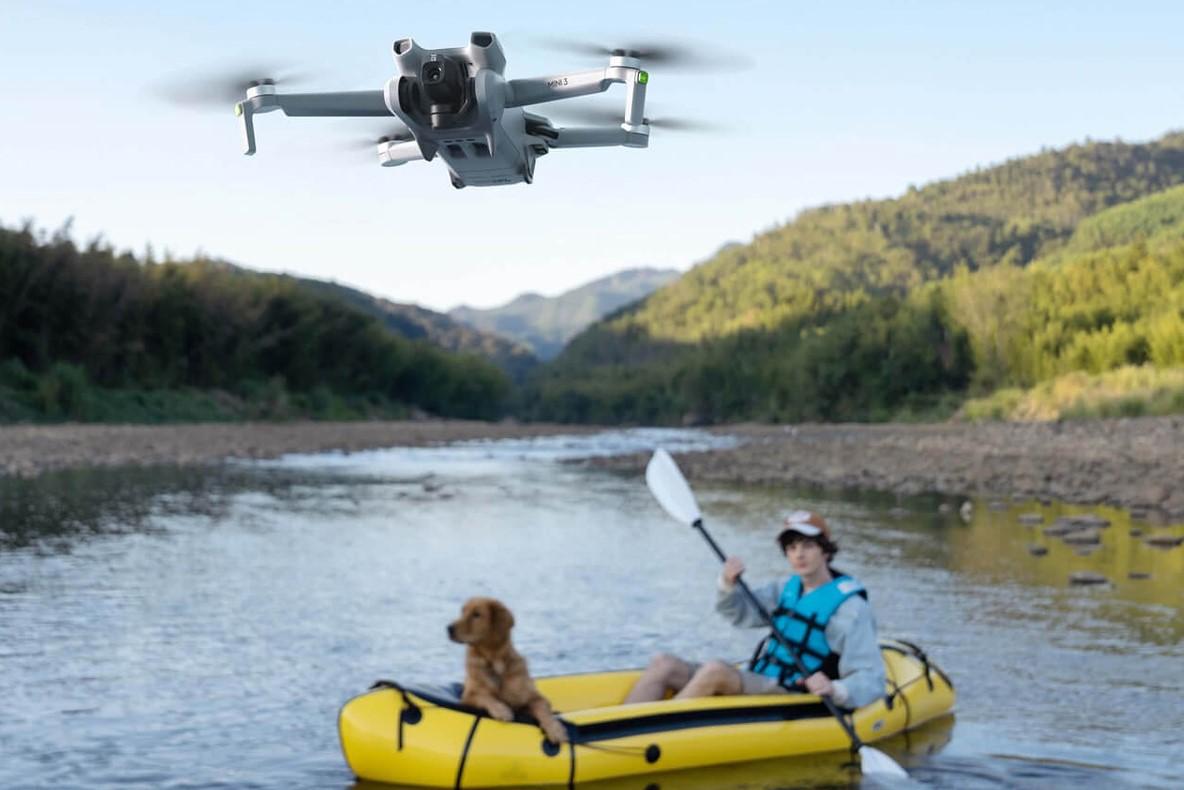 Dronas DJI Mini 3 Fly More Combo su DJI RC valdymo pultu ir papildomais aksesuarais
