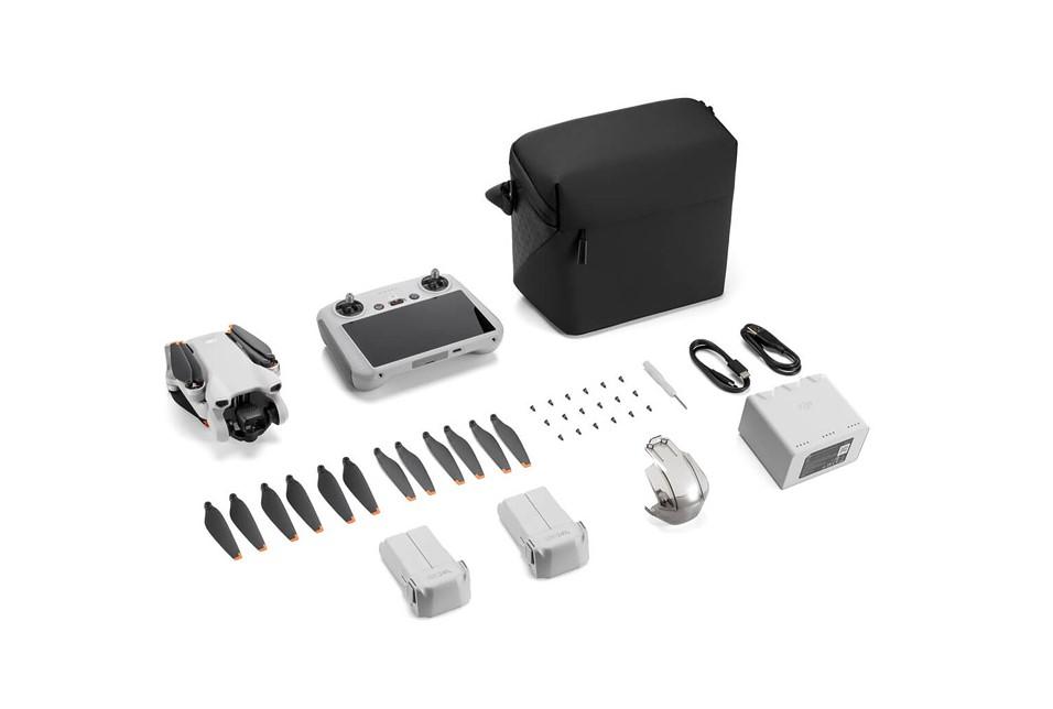 Dronas DJI Mini 3 Fly More Combo su DJI RC valdymo pultu ir papildomais aksesuarais