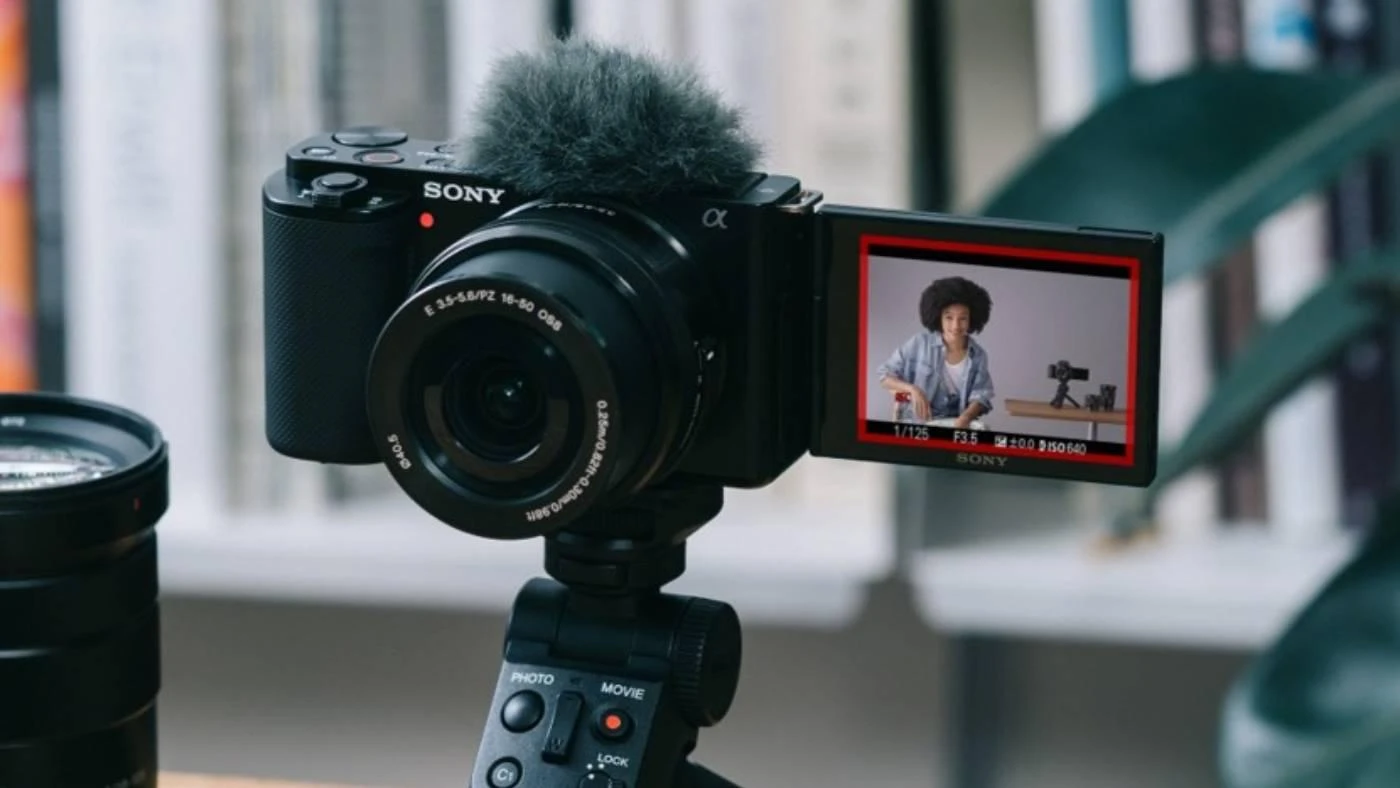 Sony ZV-E10 + 16–50 mm F3.5–5.6 OSS II