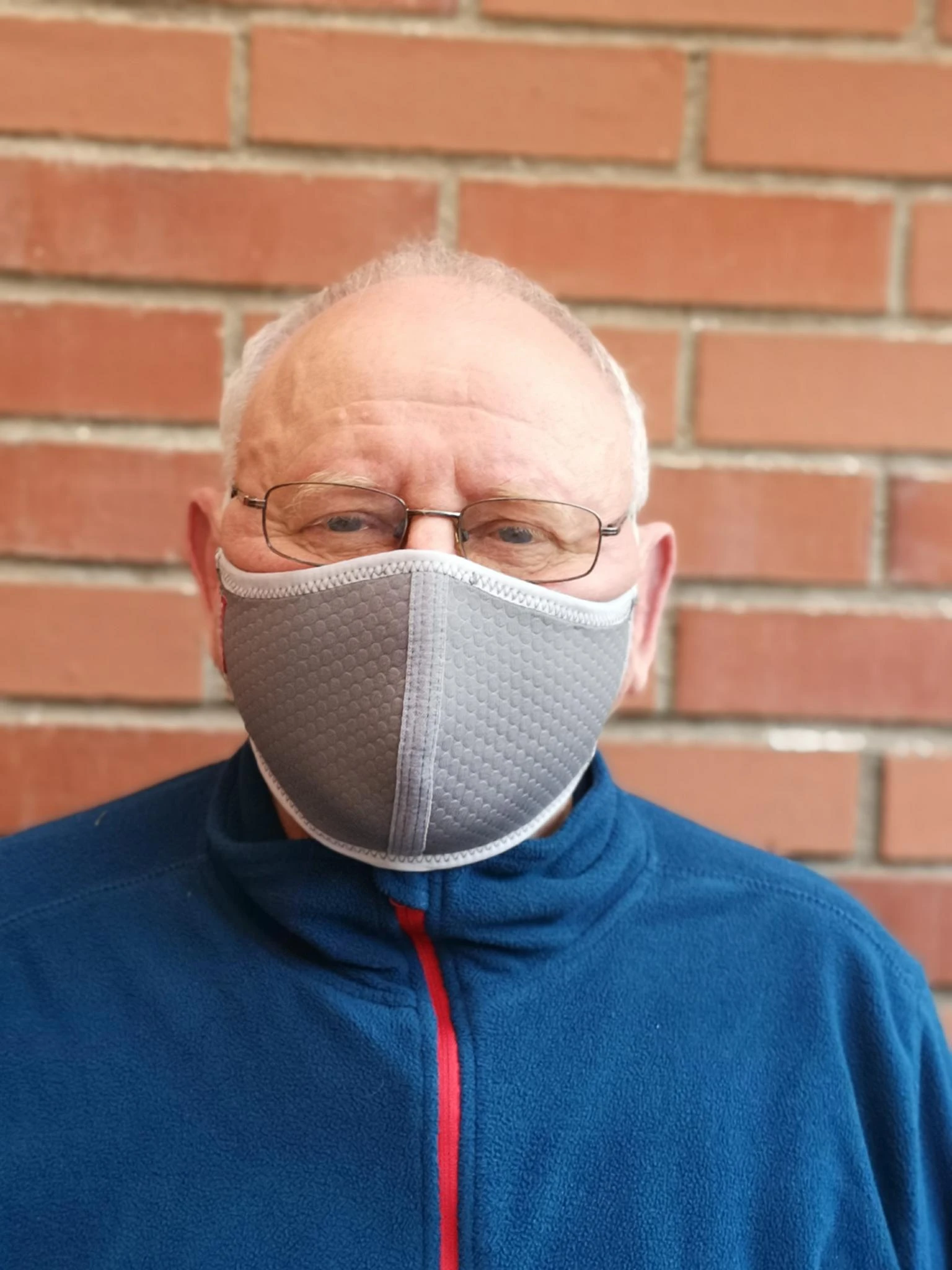 Daugkartinė kaukė su tekstūra ant veido