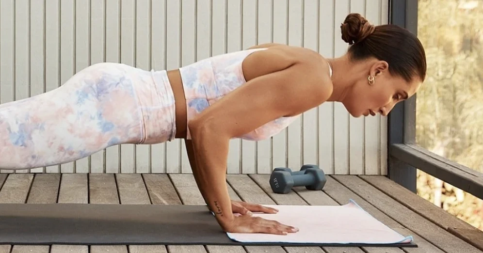 Jogos rankšluostis Manduka eQua® YOGA HAND TOWEL (Spalva: Mėlyna Lotus) aprašymas - Prekės nuotrauka