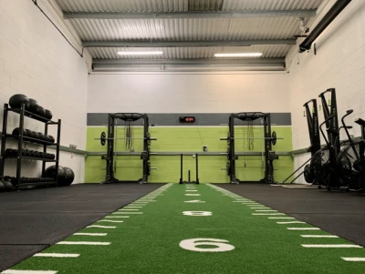 Grindų danga su dirbtine žole Trackz Essential Range 10 × 1,33 m (Spalva: Žalia)