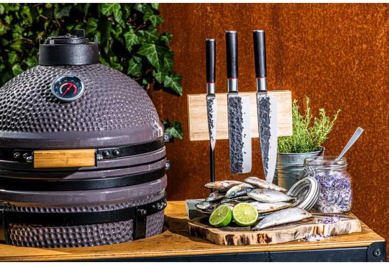 Magnetinis peilių stovas su kaltiniais peiliais