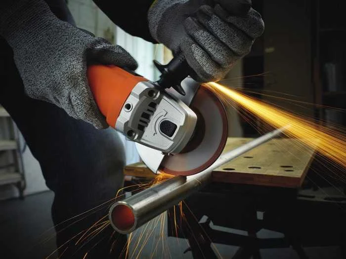 Black & Decker Juodas + DECKER KAMPINIS ŠLIUOTUVAS 115 mm 750 W BEG110