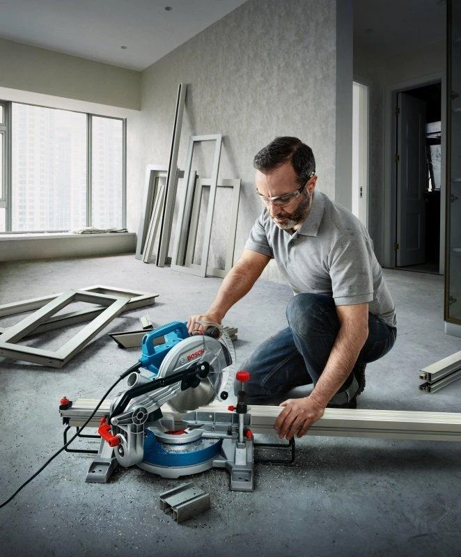 BOSCH stacionarus diskinis pjūklas GCM 216 1300W