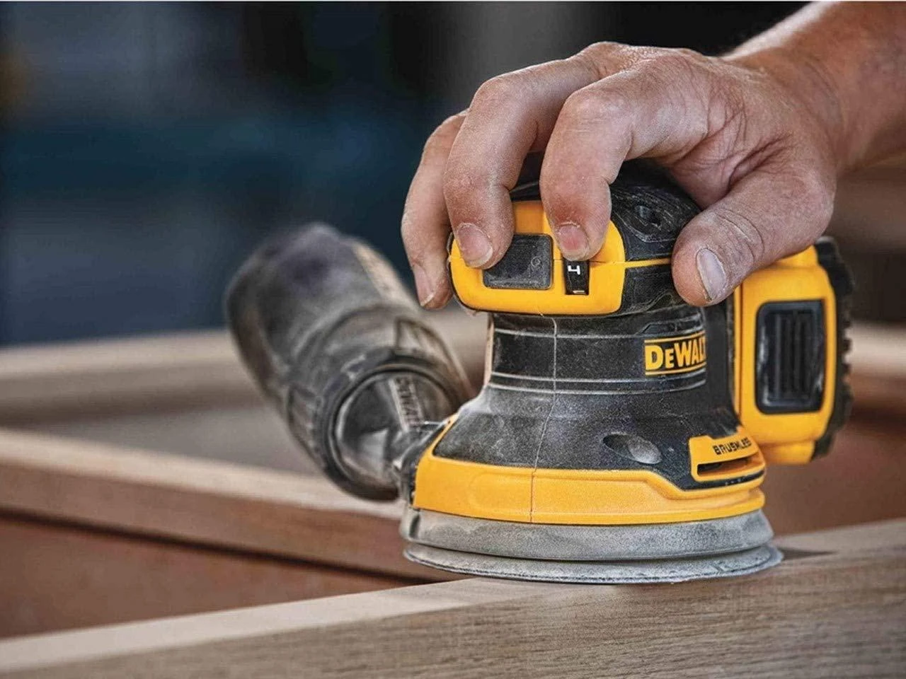 DEWALT akumuliatorinis bešepetėlinis ekscentrinis šlifuoklis DCW210P2 18V 125mm 2x5,0Ah