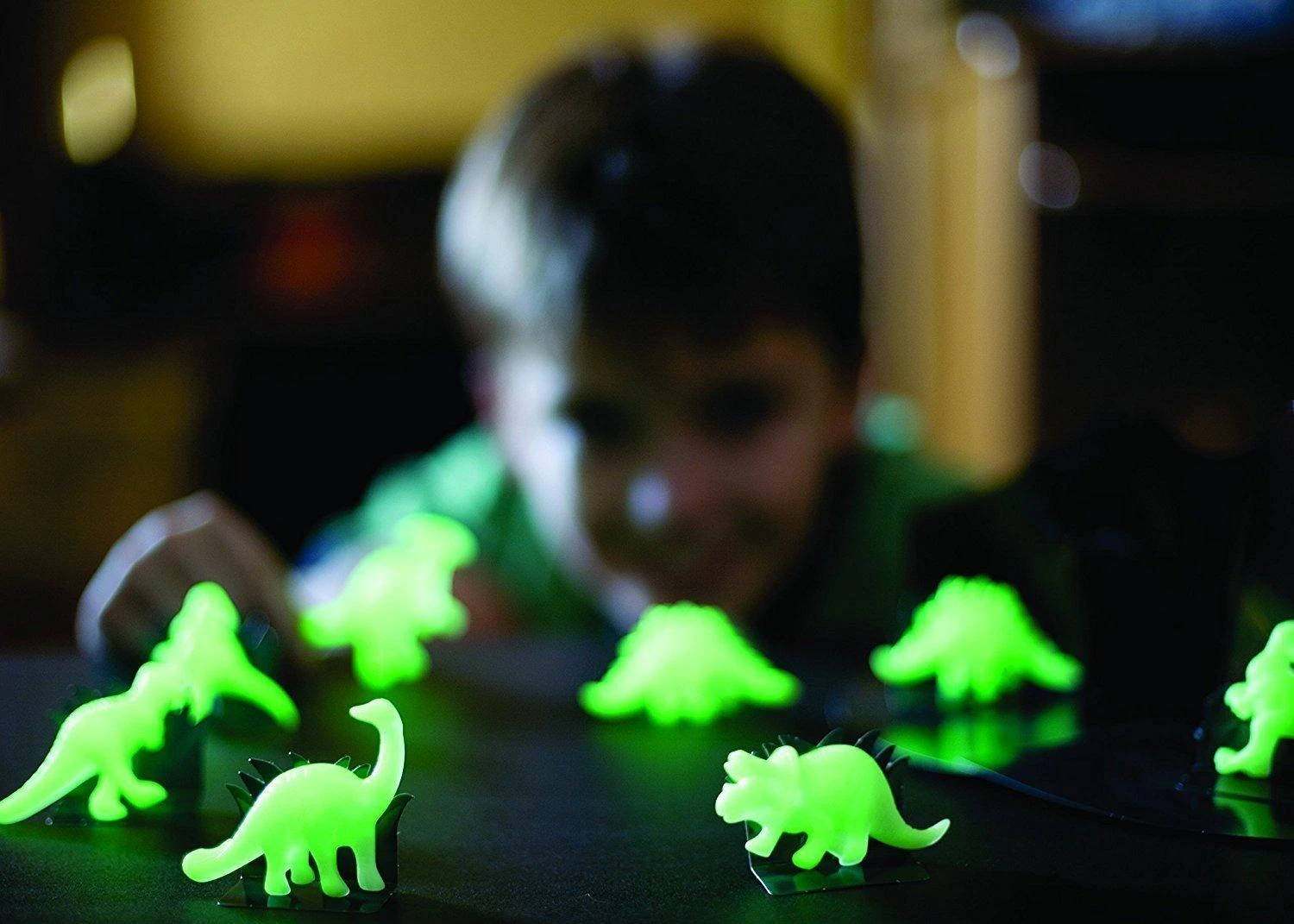 4M Tamsoje šviečiantys 3D dinozaurai
