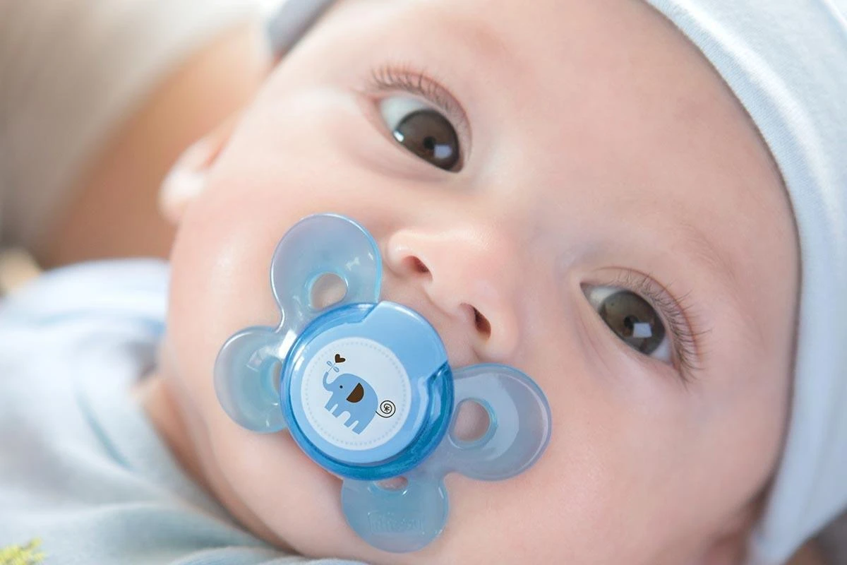 CHICCO Ortodontinis žindukas PHYSIO COMFORT su sterilizavimo dėklu, 6-12M, Iš "Mum effect" silikono