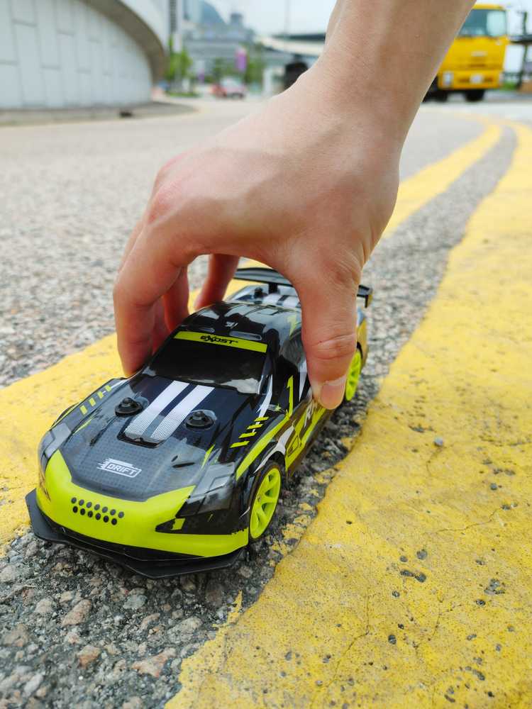 Dumel EXOST Radijo bangomis valdomas automobilis „Drift Racer“, 1:28