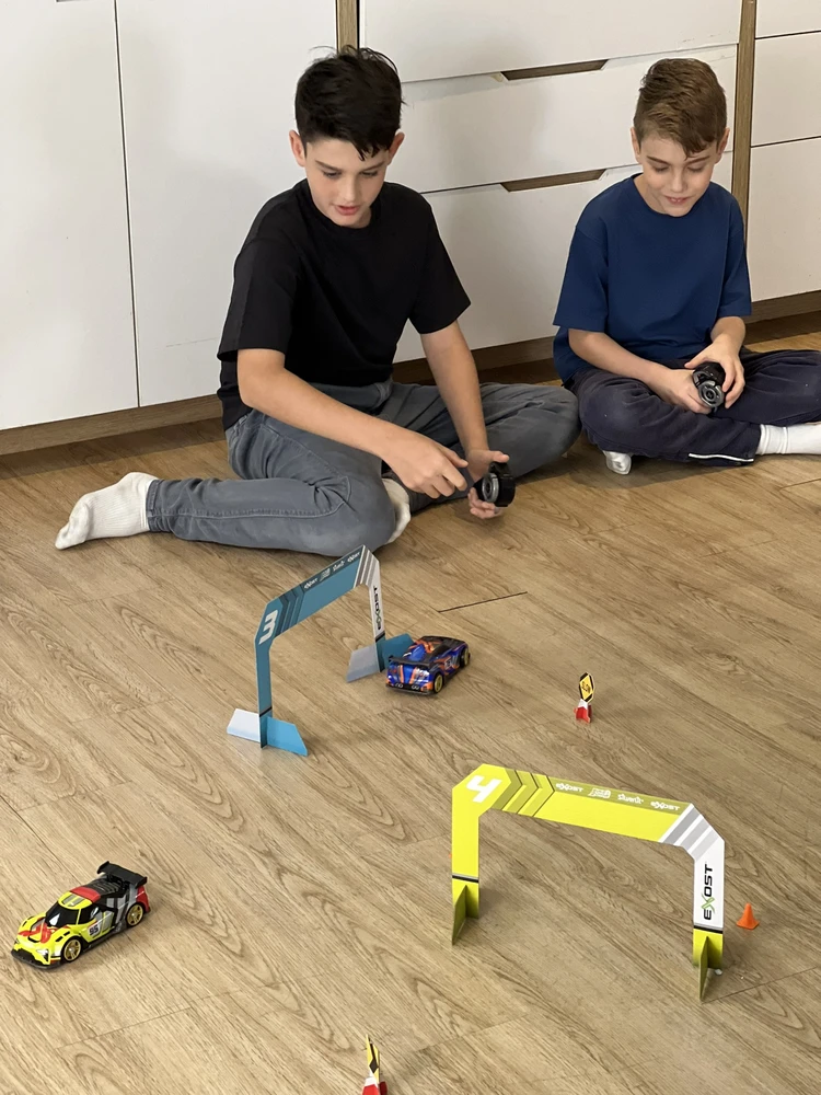 EXOST Radijo bangomis valdomi konstruojami automobiliai „Build 2 Drive Duo“