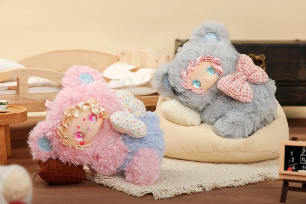 LUCKY EMMA LOVELY EMMA Pliušinis raktų pakabukas-siurprizas - Little Bear Adoption Guide