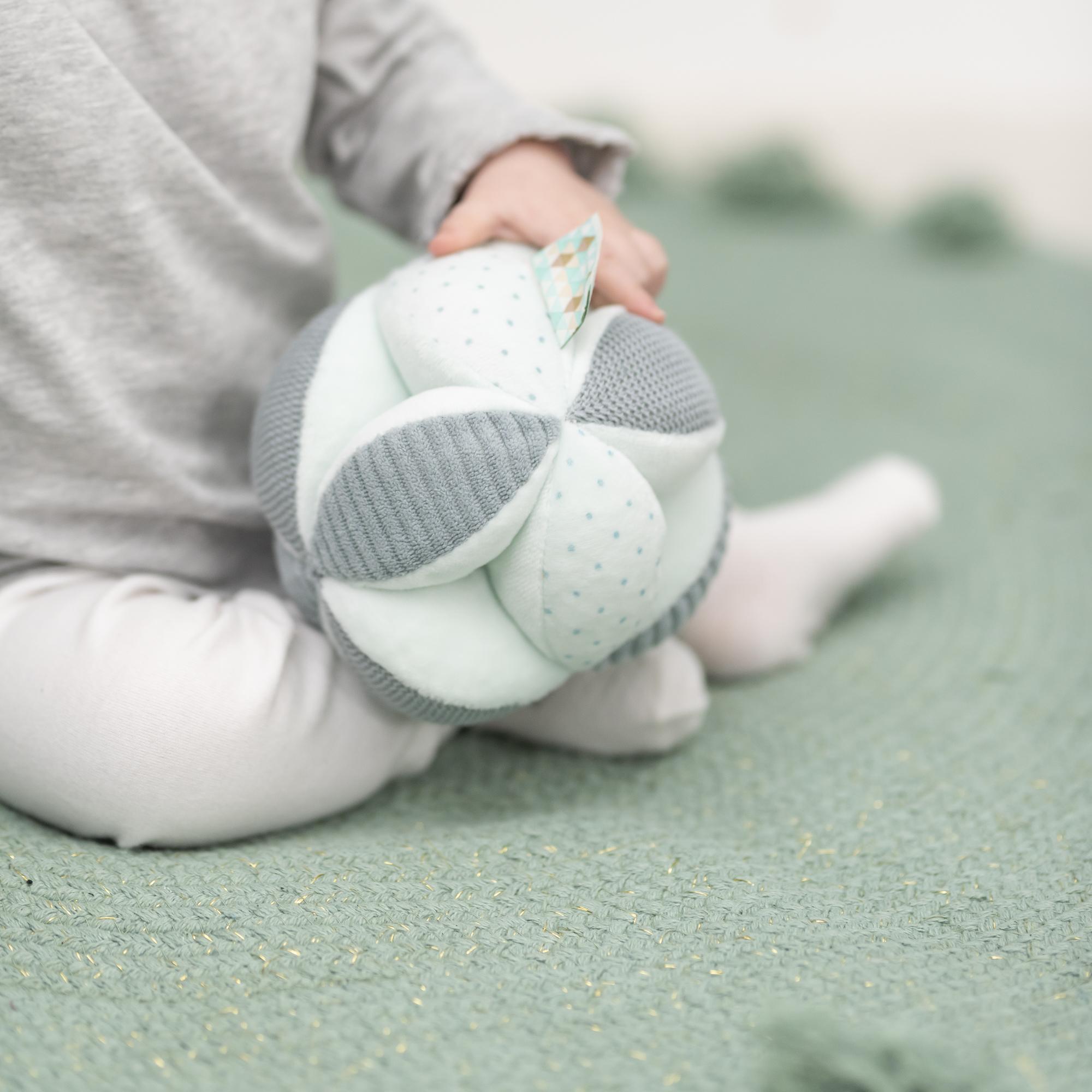 NATTOU Minkštas veiklos kamuoliukas, pilkas aprašymas - Prekės nuotrauka