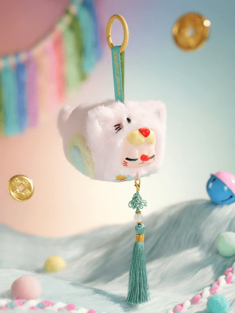 REBEL BEAR Pliušinis pakabutis „Good Luck“, 8 cm