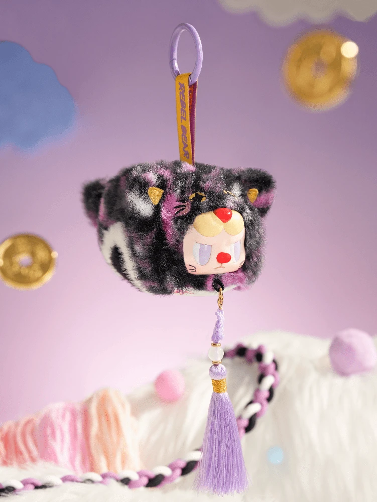 REBEL BEAR Pliušinis pakabutis „Good Luck“, 8 cm
