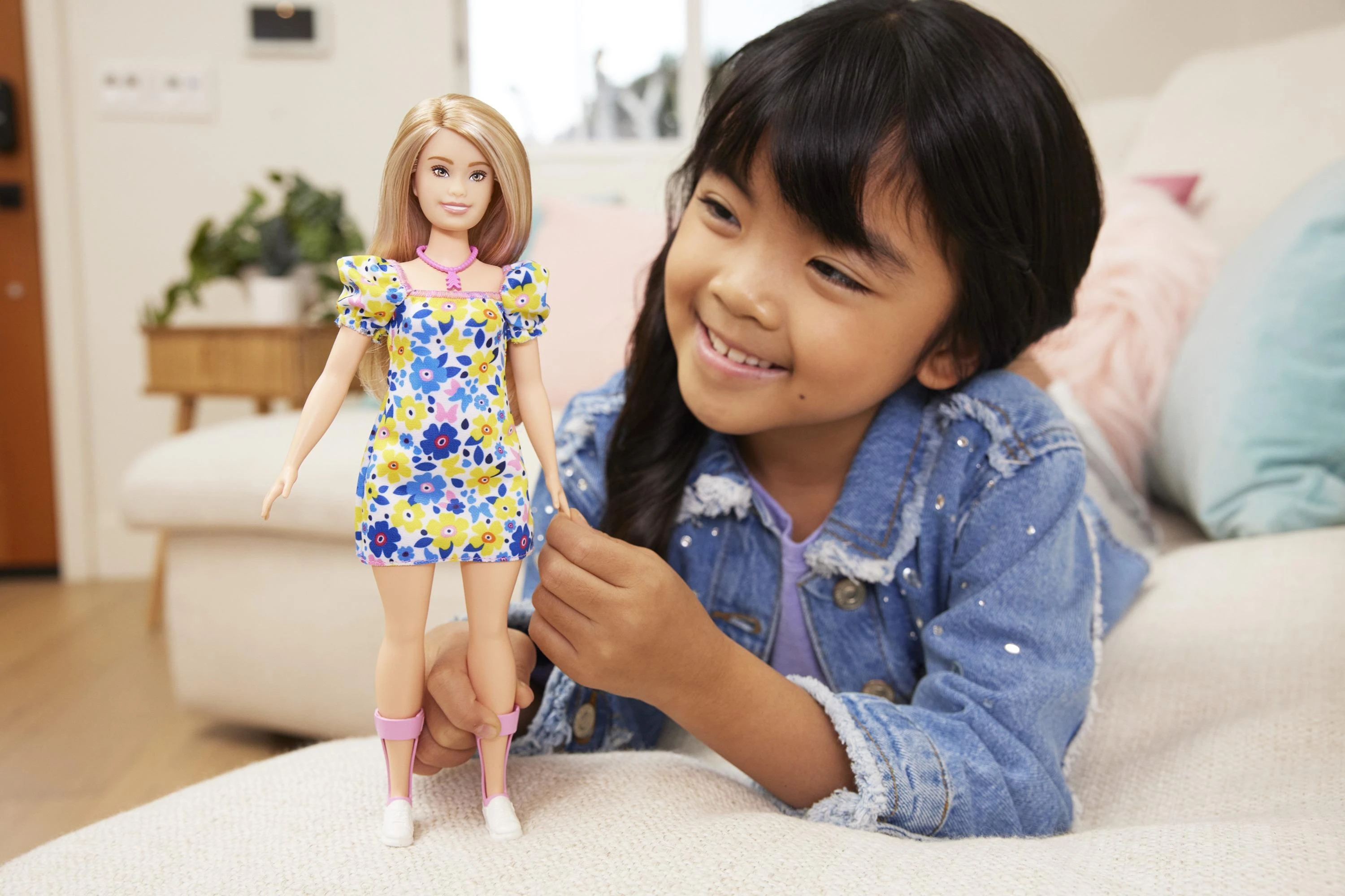 Barbie Barbė madistė, serganti Dauno sindromu ir dėvinti spalvingą suknelę