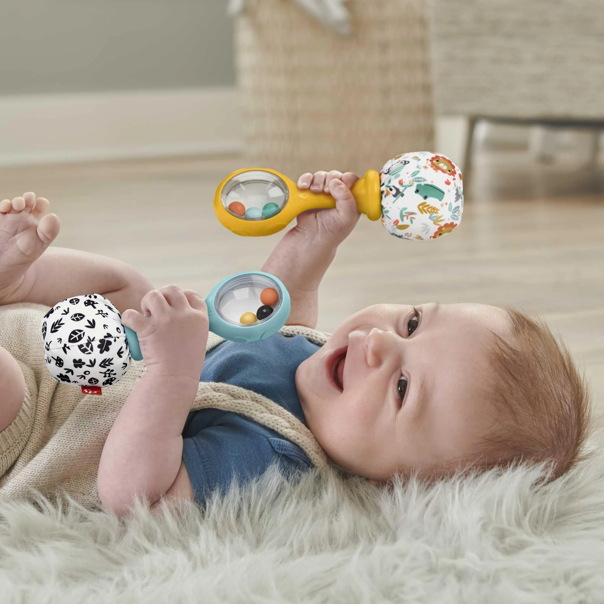 Fisher-Price marakos kūdikio rankose