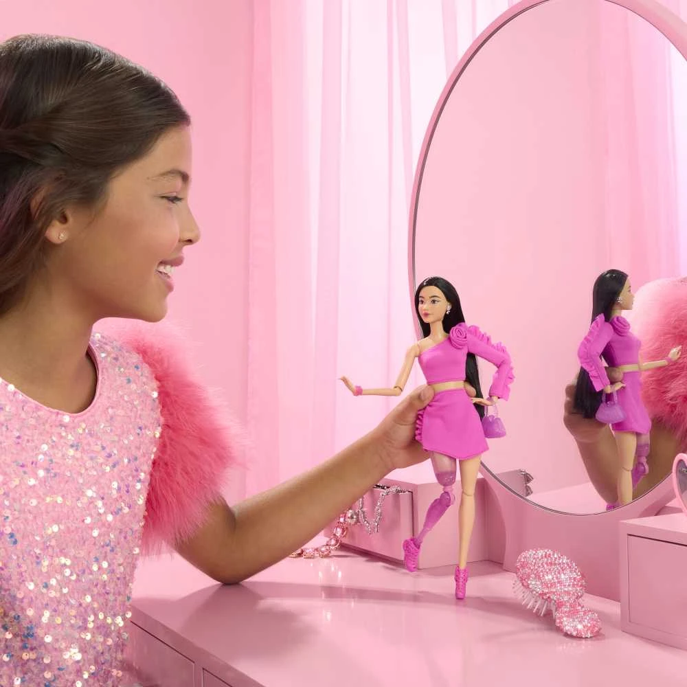Mattel BARBIE DELUXE FASHIONISTAS lėlė protezuota koja (HYV26)
