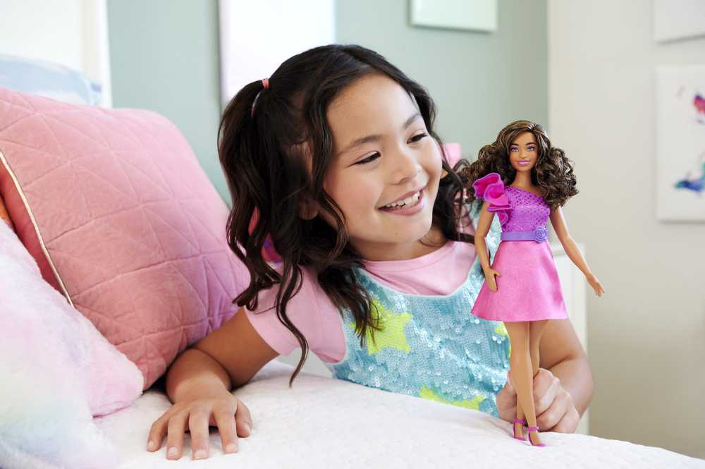Mattel „Barbie“ madistė garbanotais plaukais (HRH22)